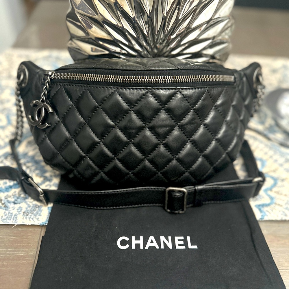 Chanel Quilted Banane Waist Bag Fanny Pack in Lambskin/Calfskin Leather